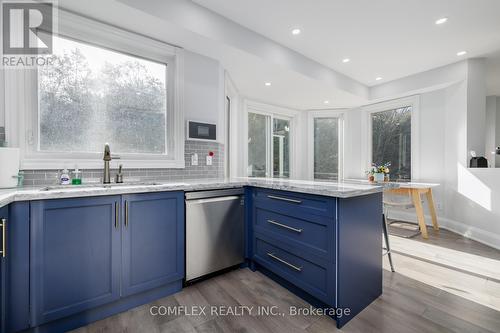 39 Blossomview Court, Whitby, ON - Indoor Photo Showing Kitchen With Upgraded Kitchen