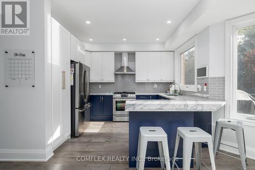 39 Blossomview Court, Whitby, ON - Indoor Photo Showing Kitchen With Upgraded Kitchen