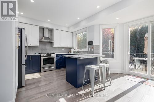 39 Blossomview Court, Whitby, ON - Indoor Photo Showing Kitchen With Upgraded Kitchen