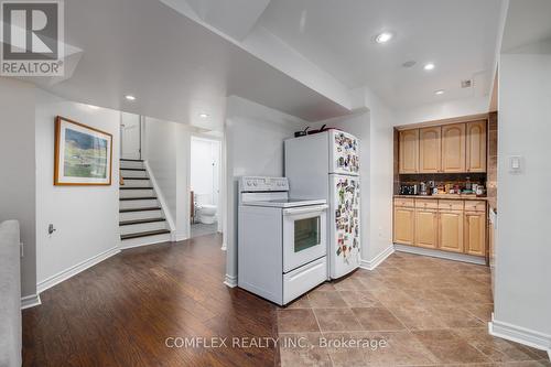 39 Blossomview Court, Whitby, ON - Indoor Photo Showing Kitchen