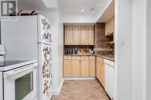 39 Blossomview Court, Whitby, ON - Indoor Photo Showing Kitchen