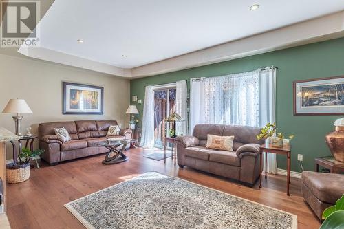 4002 Alexan Crescent, Burlington, ON - Indoor Photo Showing Living Room