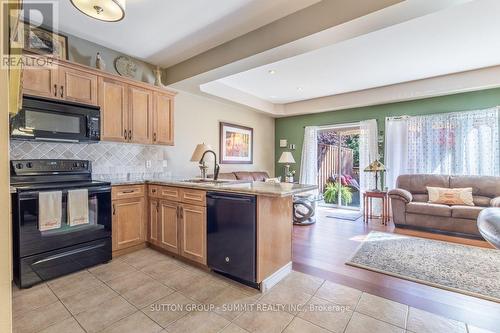 4002 Alexan Crescent, Burlington, ON - Indoor Photo Showing Kitchen