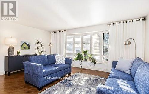 868 Cabot Trail, Milton, ON - Indoor Photo Showing Living Room