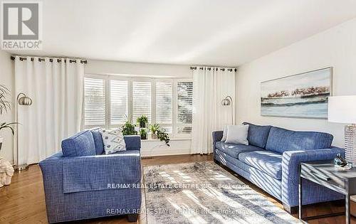 868 Cabot Trail, Milton, ON - Indoor Photo Showing Living Room