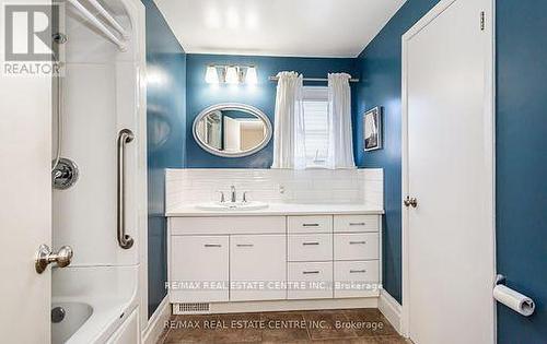 868 Cabot Trail, Milton, ON - Indoor Photo Showing Bathroom