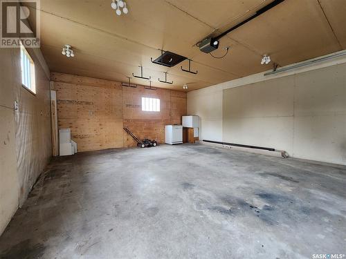 265 8Th Avenue W, Melville, SK - Indoor Photo Showing Garage