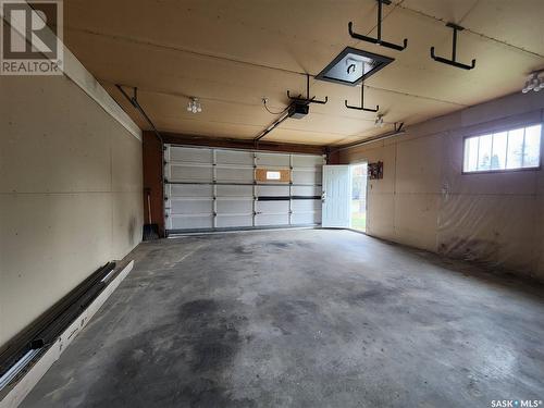 265 8Th Avenue W, Melville, SK - Indoor Photo Showing Garage