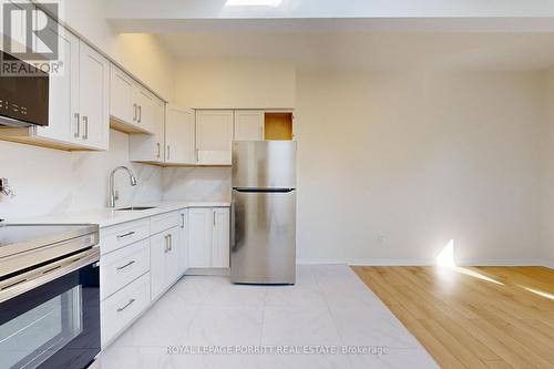 3 - 3519 Lake Shore Boulevard W, Toronto, ON - Indoor Photo Showing Kitchen