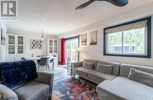 2323 Glastonbury Road, Burlington, ON - Indoor Photo Showing Living Room