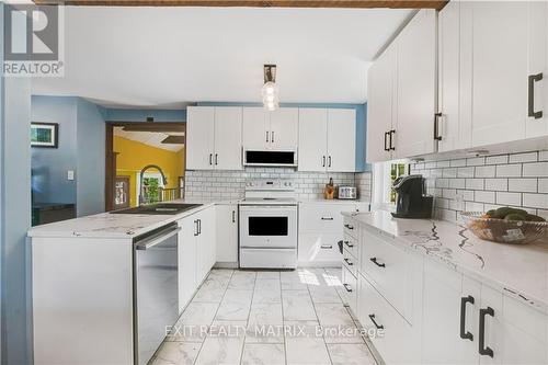 6221 County 10 Road, Prescott And Russell, ON - Indoor Photo Showing Kitchen With Upgraded Kitchen