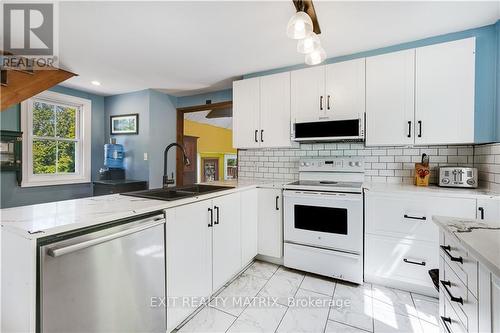 6221 County 10 Road, Prescott And Russell, ON - Indoor Photo Showing Kitchen With Double Sink