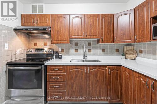 314 - 10 Edgecliff Golfway, Toronto (Flemingdon Park), ON - Indoor Photo Showing Kitchen With Double Sink