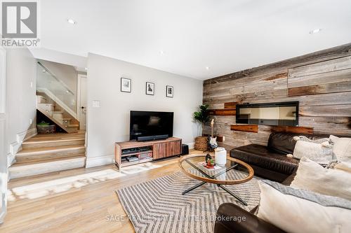 10 Lionel Heights Crescent, Toronto, ON - Indoor Photo Showing Living Room