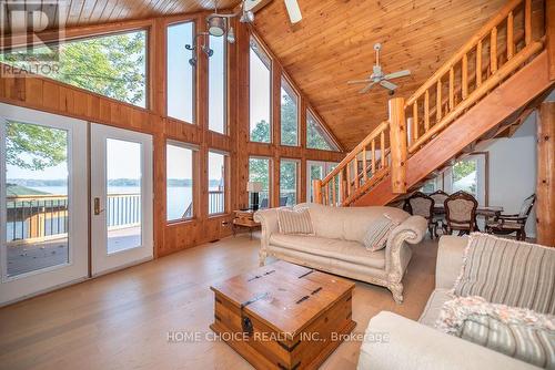 800 Forest Park Road, Laurentian Valley, ON - Indoor Photo Showing Living Room