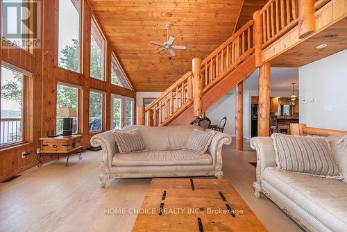 800 Forest Park Road, Laurentian Valley, ON - Indoor Photo Showing Living Room