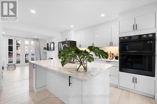 5709 Dorchester Road, Niagara Falls, ON - Indoor Photo Showing Kitchen With Upgraded Kitchen