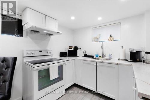 5709 Dorchester Road, Niagara Falls, ON - Indoor Photo Showing Kitchen