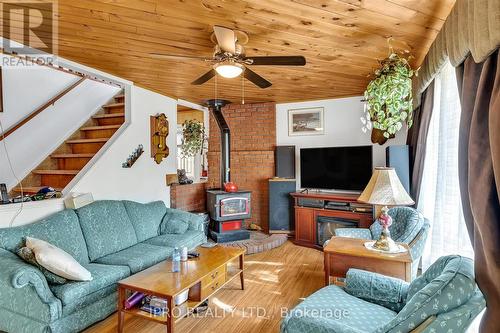 3857 County Rd 36 Road, Galway-Cavendish And Harvey, ON - Indoor Photo Showing Living Room