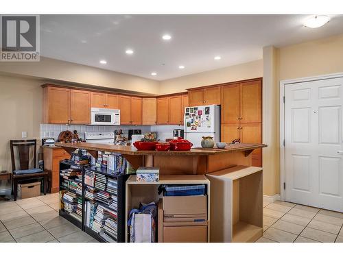 1961 Durnin Road Unit# 304, Kelowna, BC - Indoor Photo Showing Kitchen