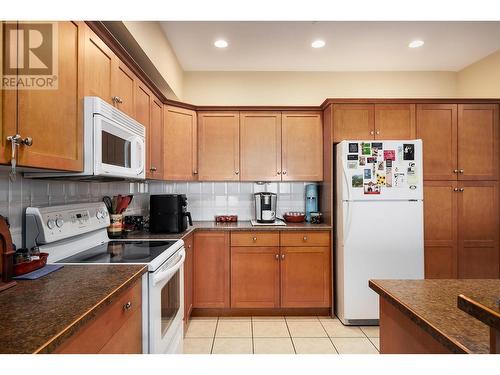 1961 Durnin Road Unit# 304, Kelowna, BC - Indoor Photo Showing Kitchen