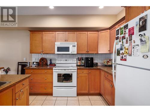 1961 Durnin Road Unit# 304, Kelowna, BC - Indoor Photo Showing Kitchen