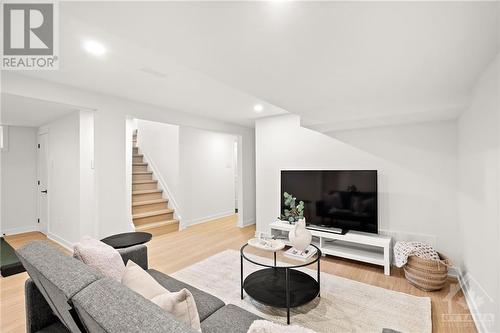 20 Ilkley Crescent, Ottawa, ON - Indoor Photo Showing Living Room