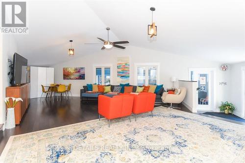 8215 Fernbank Road, Ottawa, ON - Indoor Photo Showing Living Room