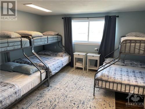 8215 Fernbank Road, Ottawa, ON - Indoor Photo Showing Bedroom