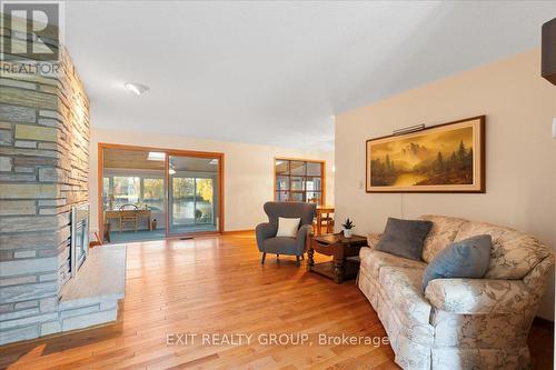 50 Greenfield Park, Belleville, ON - Indoor Photo Showing Living Room