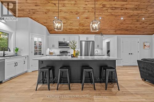 2135 Sixth Line Road N Dummer, Douro-Dummer, ON - Indoor Photo Showing Kitchen With Upgraded Kitchen