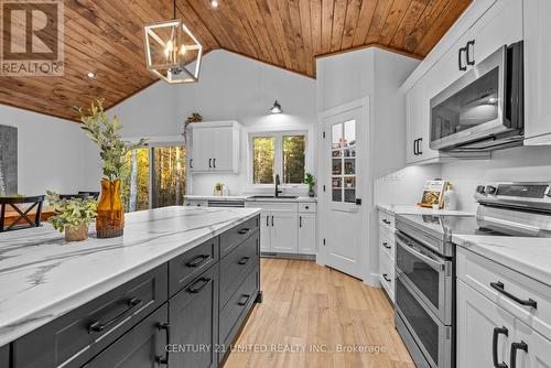 2135 Sixth Line Road N Dummer, Douro-Dummer, ON - Indoor Photo Showing Kitchen With Upgraded Kitchen