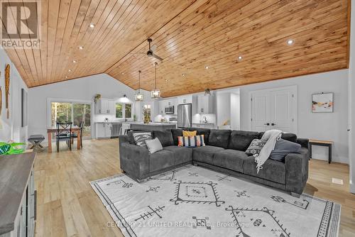 2135 Sixth Line Road N Dummer, Douro-Dummer, ON - Indoor Photo Showing Living Room