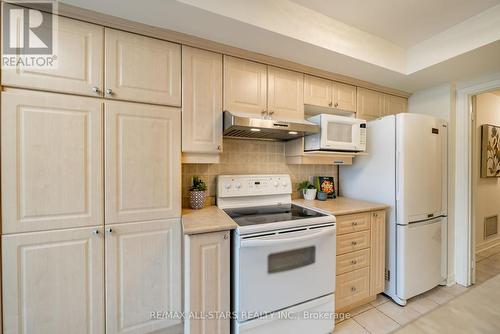 321 - 80 The Boardwalk Way, Markham, ON - Indoor Photo Showing Kitchen