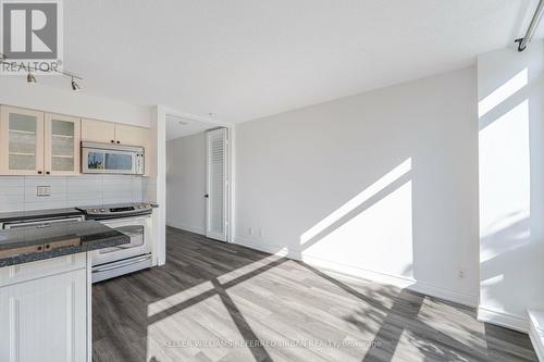 318 - 600 Fleet Street, Toronto, ON - Indoor Photo Showing Kitchen