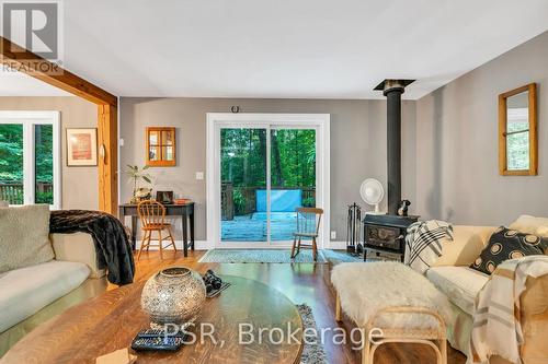 1047 Sands Road, Muskoka Lakes, ON - Indoor Photo Showing Living Room