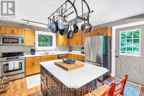 1047 Sands Road, Muskoka Lakes, ON - Indoor Photo Showing Kitchen