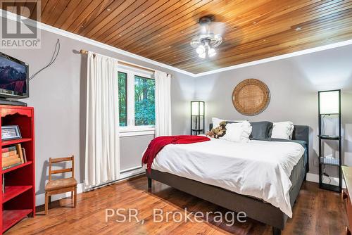 1047 Sands Road, Muskoka Lakes, ON - Indoor Photo Showing Bedroom