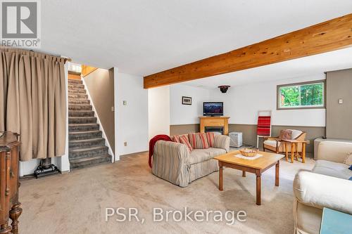 1047 Sands Road, Muskoka Lakes, ON - Indoor Photo Showing Living Room