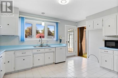 3585 Huntington, Windsor, ON - Indoor Photo Showing Kitchen With Double Sink