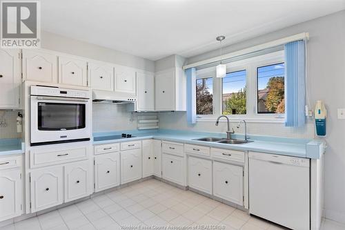 3585 Huntington, Windsor, ON - Indoor Photo Showing Kitchen With Double Sink