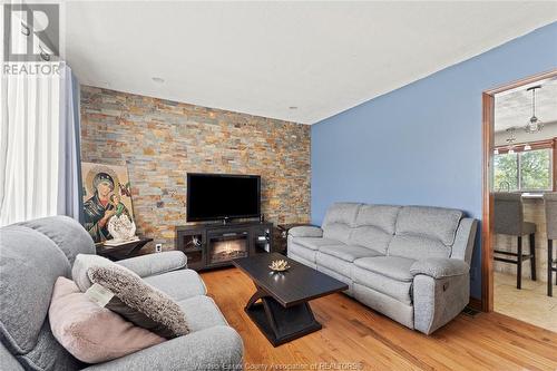 2617 Gesto Road, Essex, ON - Indoor Photo Showing Living Room