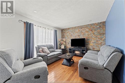 2617 Gesto Road, Essex, ON - Indoor Photo Showing Living Room