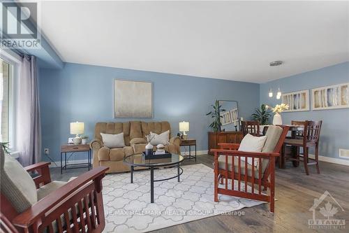 388 Haileybury Crescent, Ottawa, ON - Indoor Photo Showing Living Room