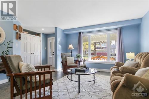 388 Haileybury Crescent, Ottawa, ON - Indoor Photo Showing Living Room