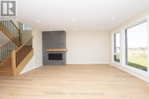 Great room with fireplace - 88 Optimist Drive, Southwold (Talbotville), ON - Indoor With Fireplace