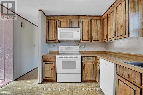 7 Fenelon Way, Kawartha Lakes (Lindsay), ON - Indoor Photo Showing Kitchen