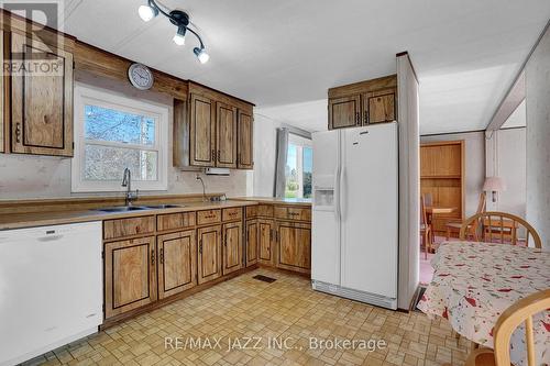 7 Fenelon Way, Kawartha Lakes (Lindsay), ON - Indoor Photo Showing Kitchen