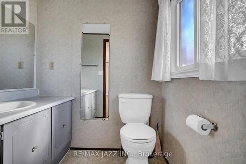 7 Fenelon Way, Kawartha Lakes (Lindsay), ON - Indoor Photo Showing Bathroom