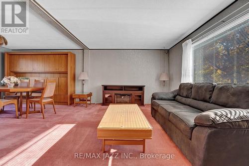 7 Fenelon Way, Kawartha Lakes (Lindsay), ON - Indoor Photo Showing Living Room